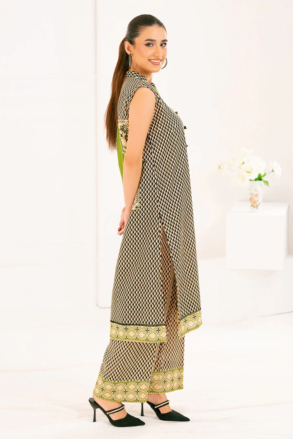 2 Piece Printed Khaddar Suit - Image 4