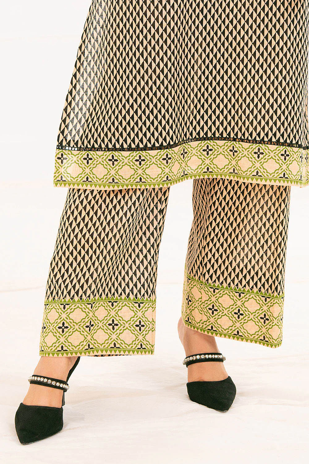 2 Piece Printed Khaddar Suit - Image 6