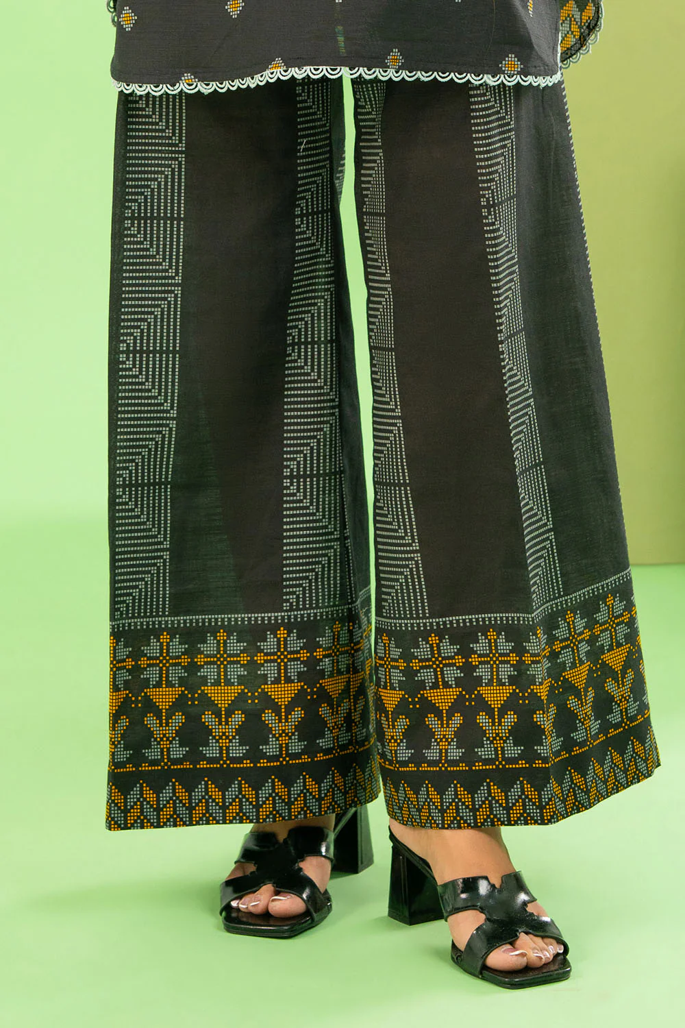 2 Piece Printed Khaddar Suit - Image 4