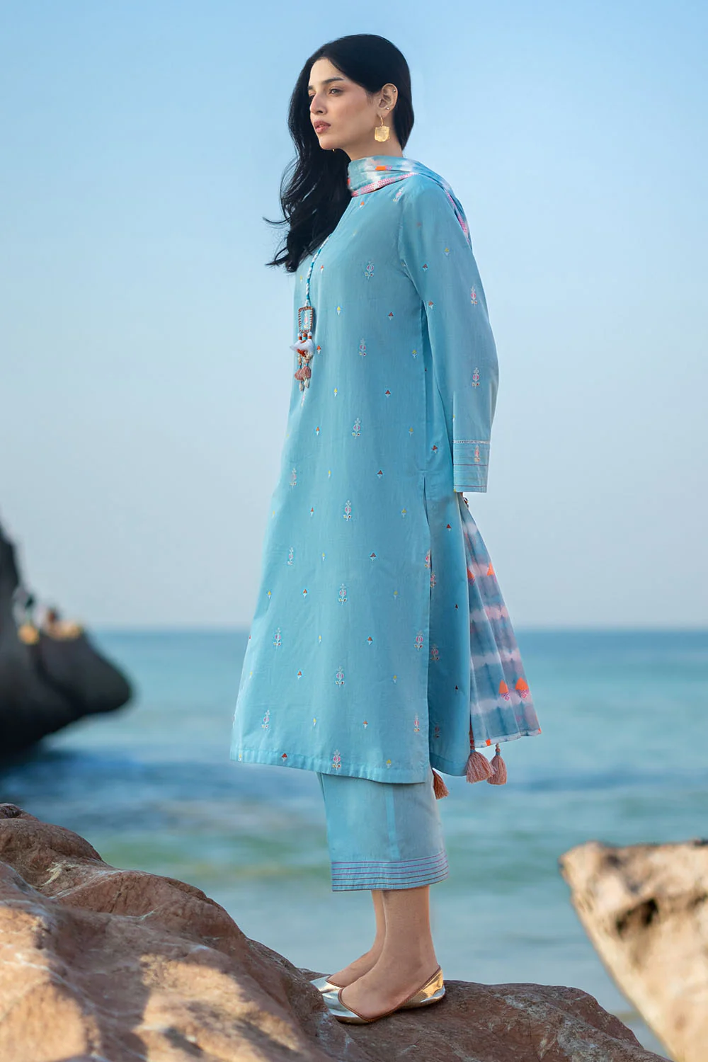 3 Piece Embroidered Yarn Dyed Jacquard Suit with Lacquer Printed Jacquard Dupatta - Image 4