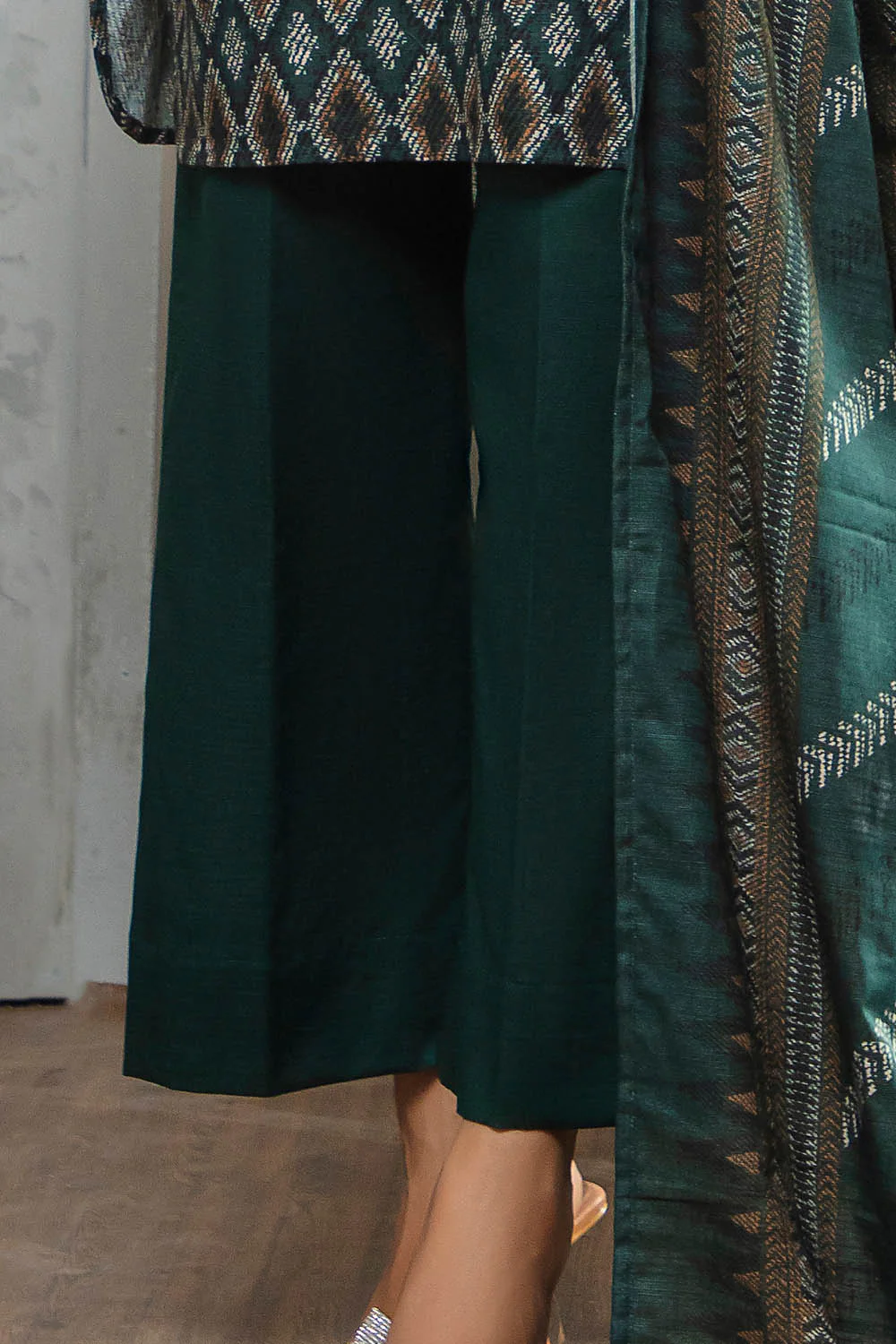 3 Piece Khaddar Suit with Dupatta - Image 5