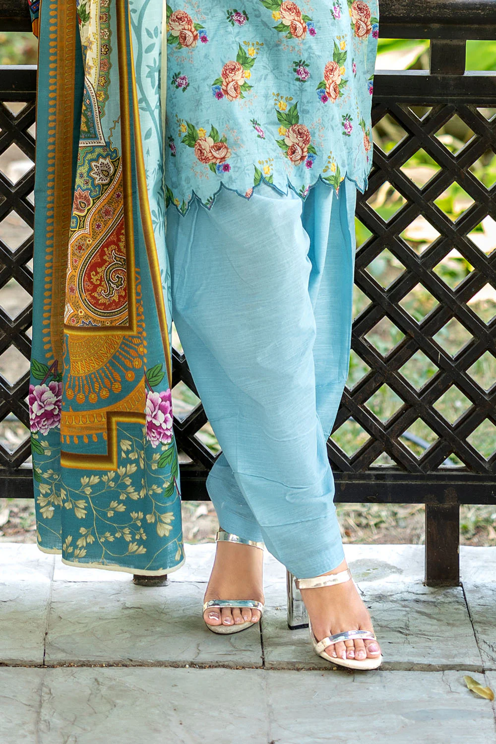 3 Piece Printed Khaddar Suit - Image 5