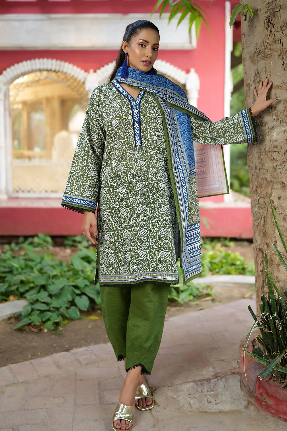 3 Piece Printed Khaddar Suit - Image 3