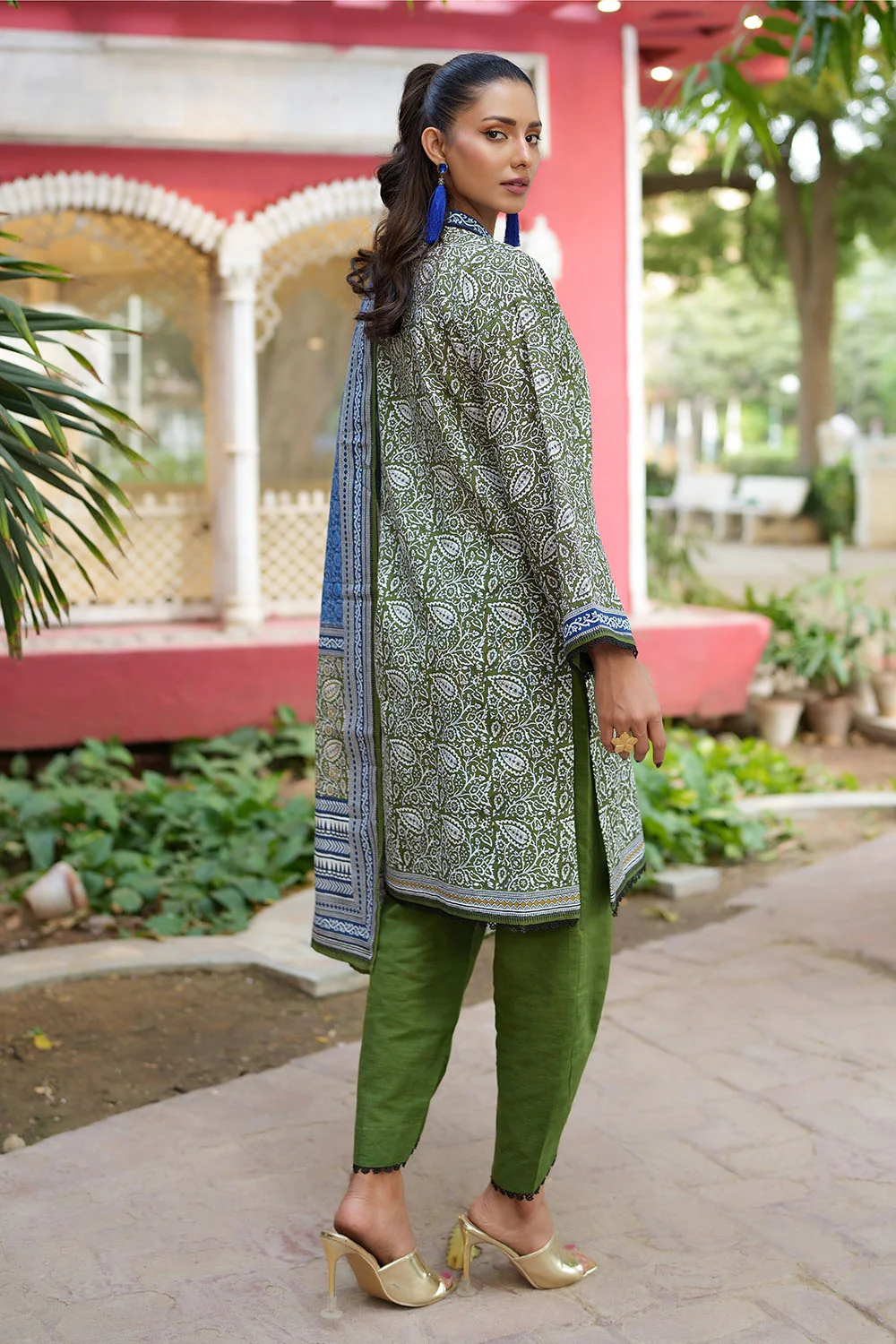 3 Piece Printed Khaddar Suit - Image 4