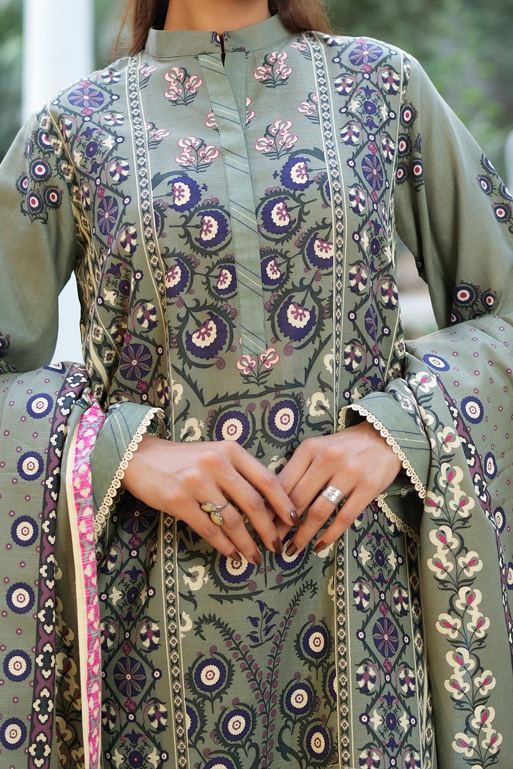 3 Piece Printed Khaddar Suit - Image 2