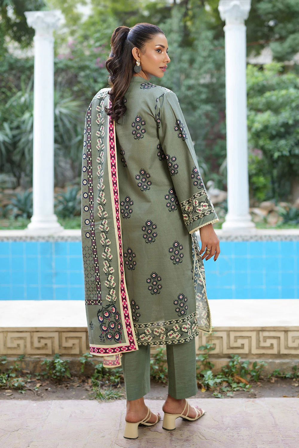 3 Piece Printed Khaddar Suit - Image 4