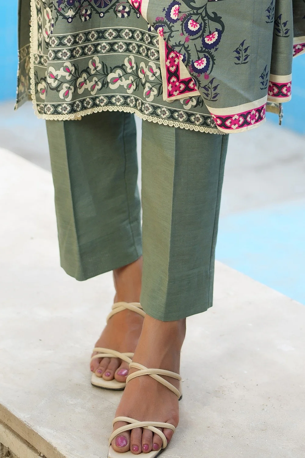 3 Piece Printed Khaddar Suit - Image 5