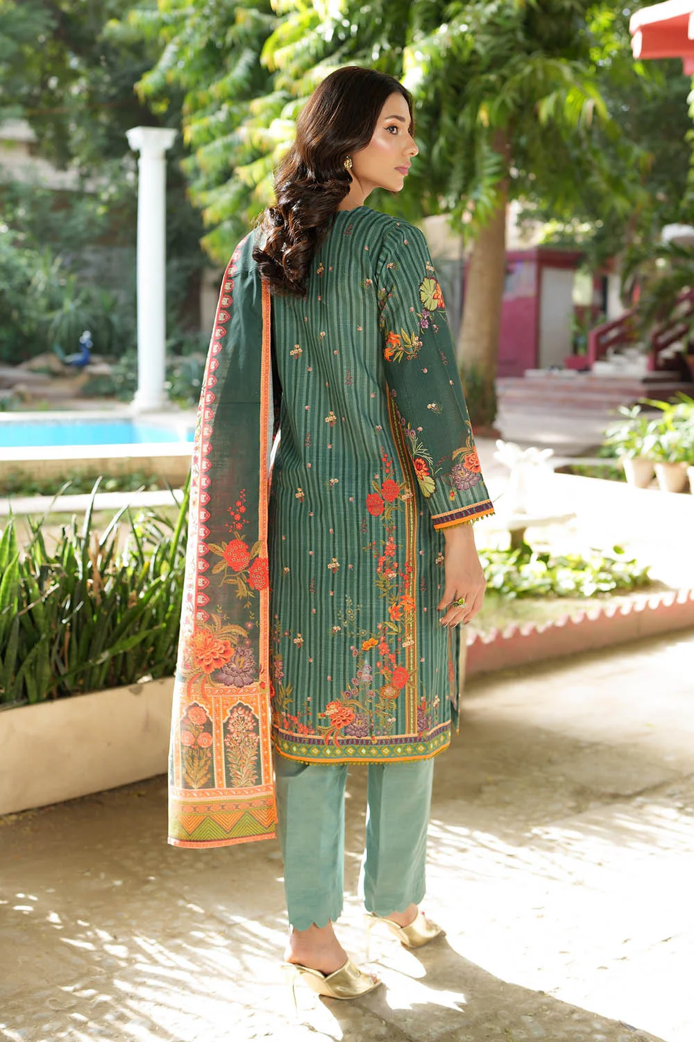 3 Piece Printed Khaddar Suit - Image 4