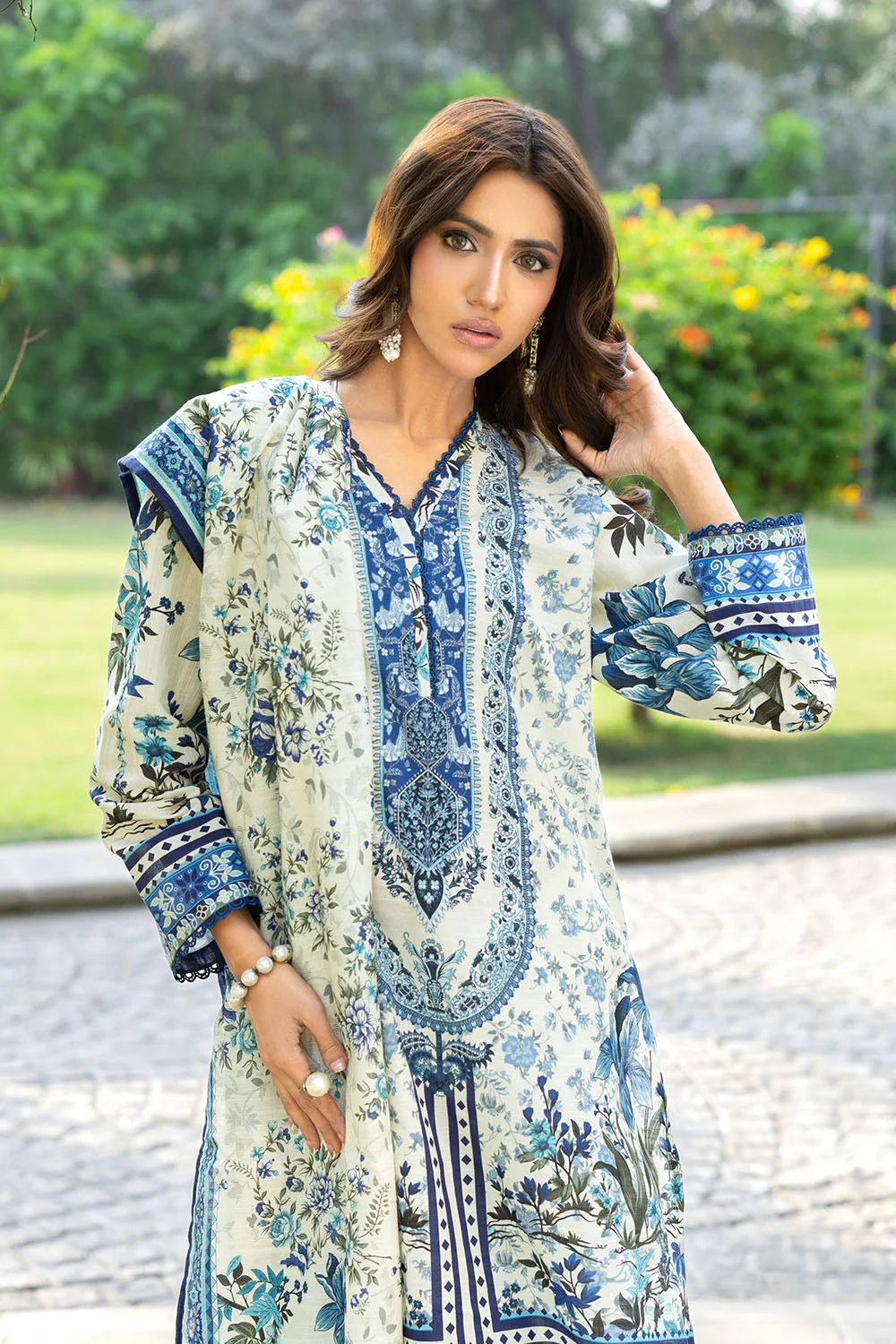 3 Piece Printed Khaddar Suit - Image 5