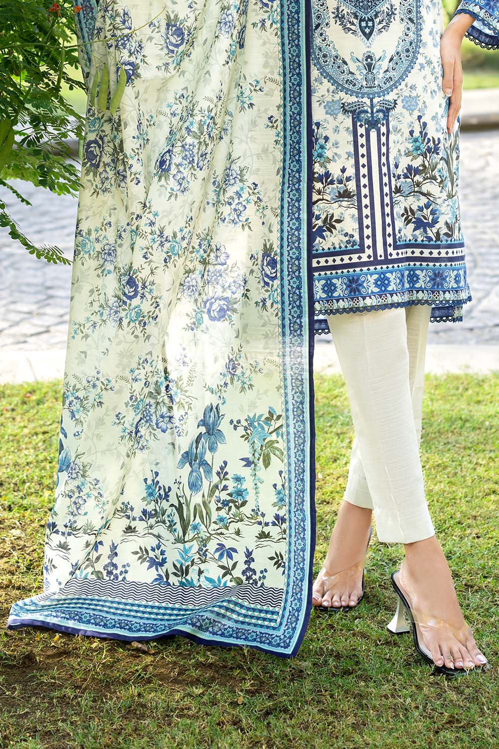 3 Piece Printed Khaddar Suit - Image 6