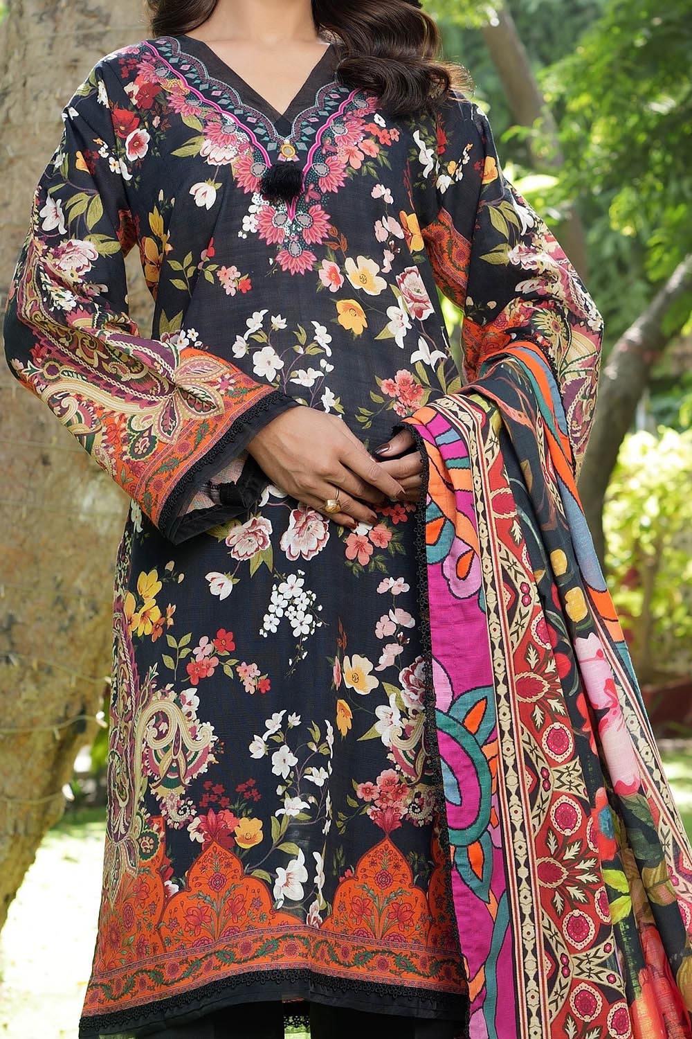 3 Piece Printed Khaddar Suit - Image 2