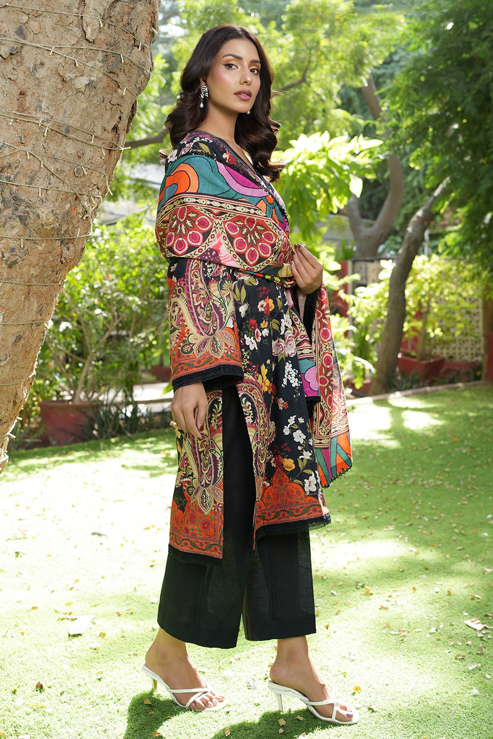 3 Piece Printed Khaddar Suit - Image 3