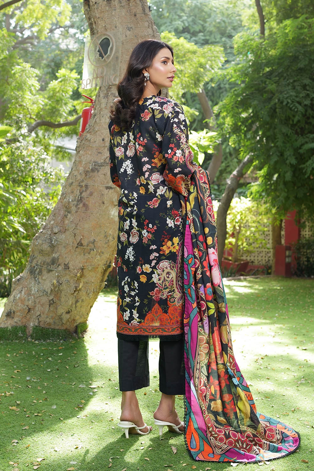 3 Piece Printed Khaddar Suit - Image 4