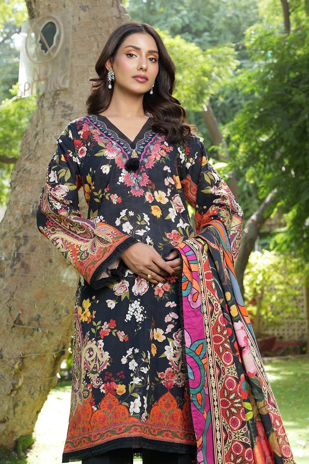 3 Piece Printed Khaddar Suit - Image 6