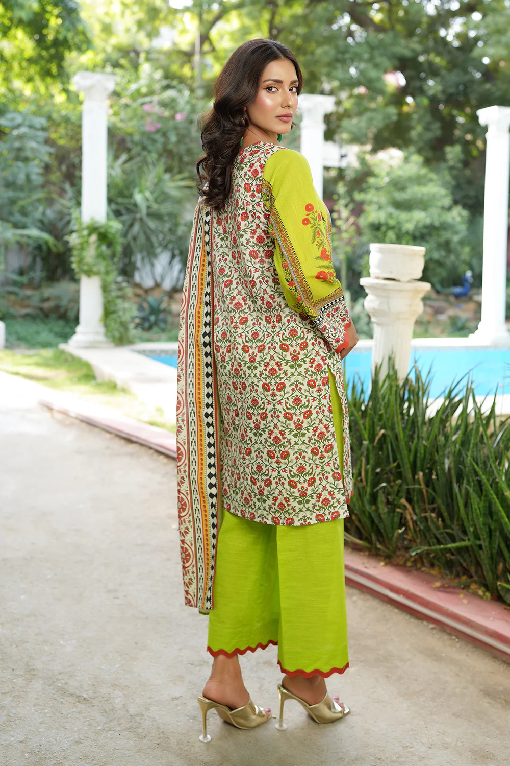 3 Piece Printed Khaddar Suit - Image 4
