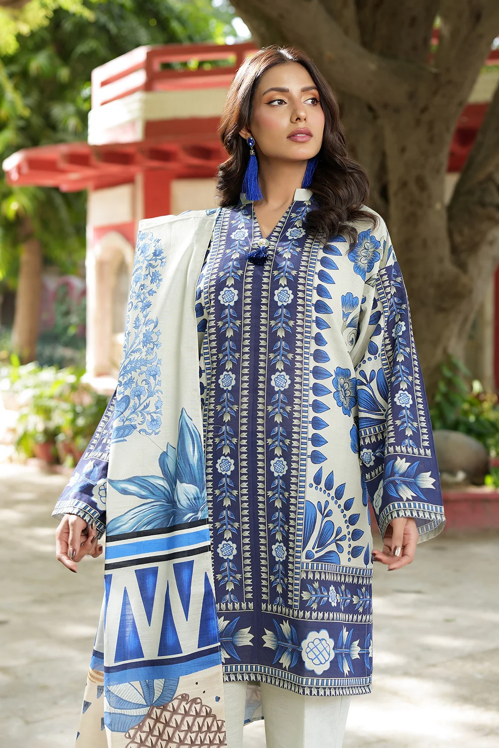 3 Piece Printed Khaddar Suit - Image 6
