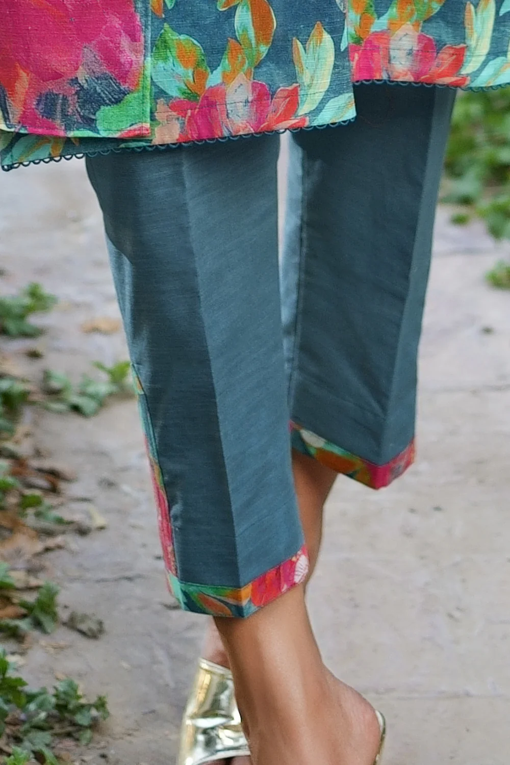 3 Piece Printed Khaddar Suit - Image 5