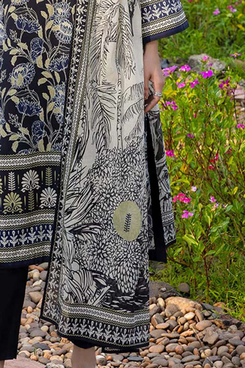 3 PIece Printed Lawn Suit - Image 5