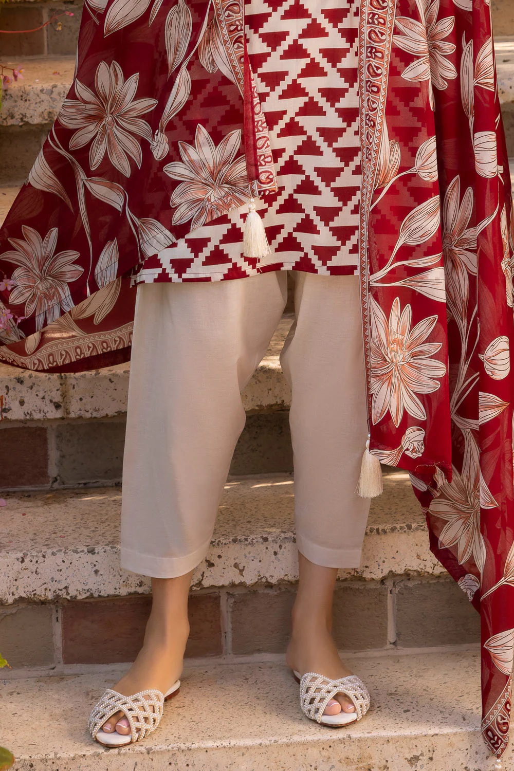 3 Piece Printed Lawn suit with Embroidered Organza Neckline - Image 4