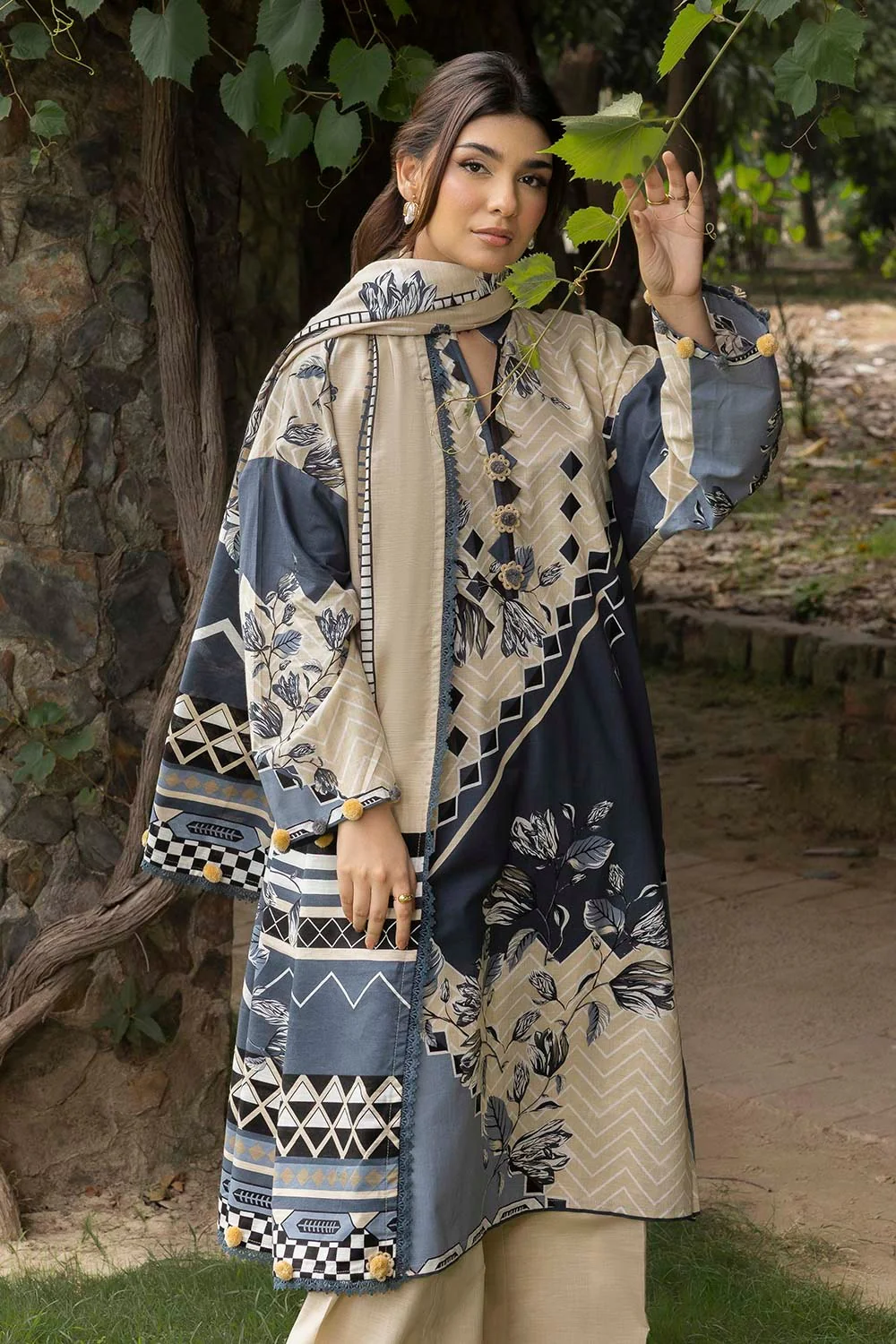 3 Piece Unstitched Printed Khaddar Suit - Image 3