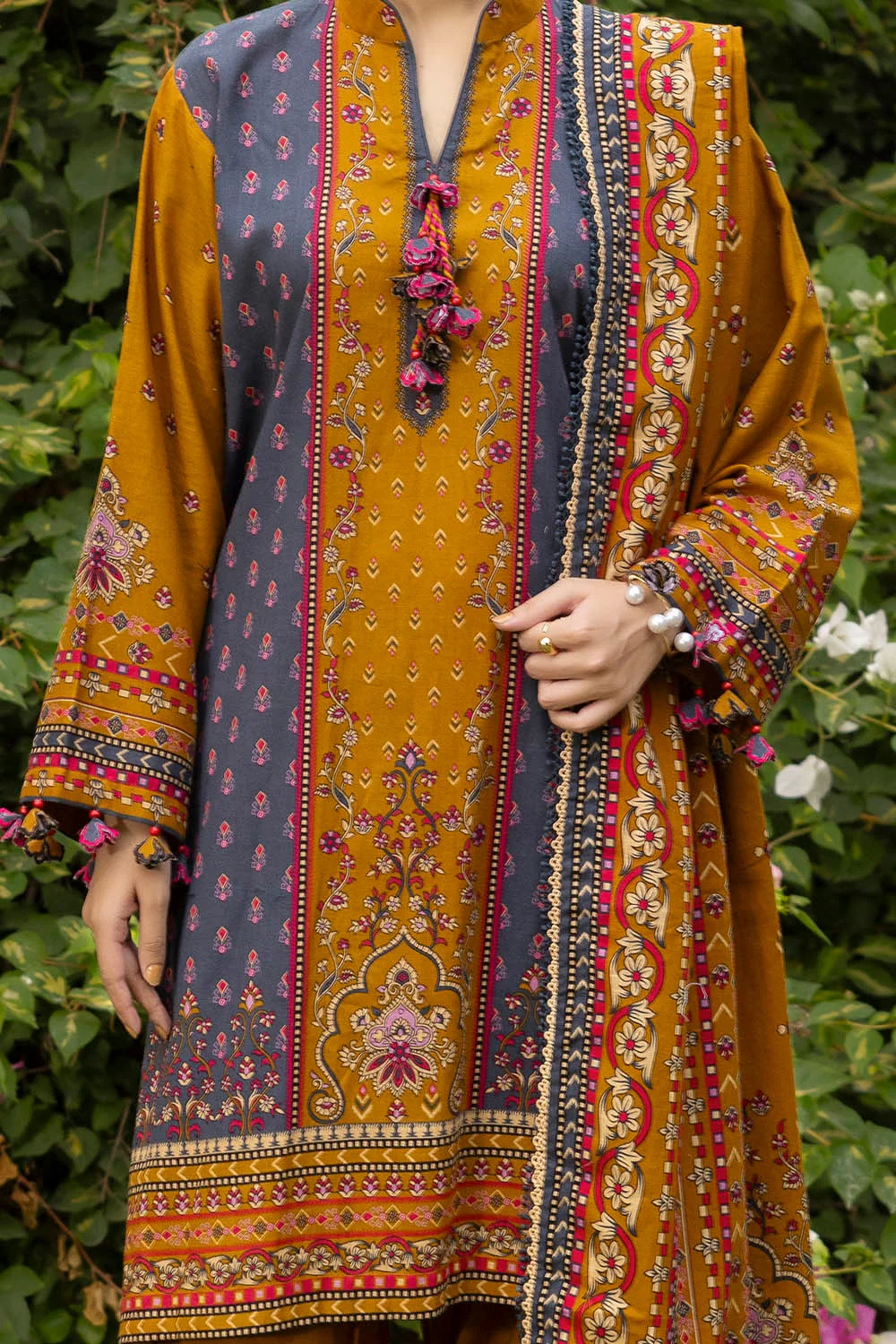 3 Piece Unstitched Printed Khaddar Suit - Image 2
