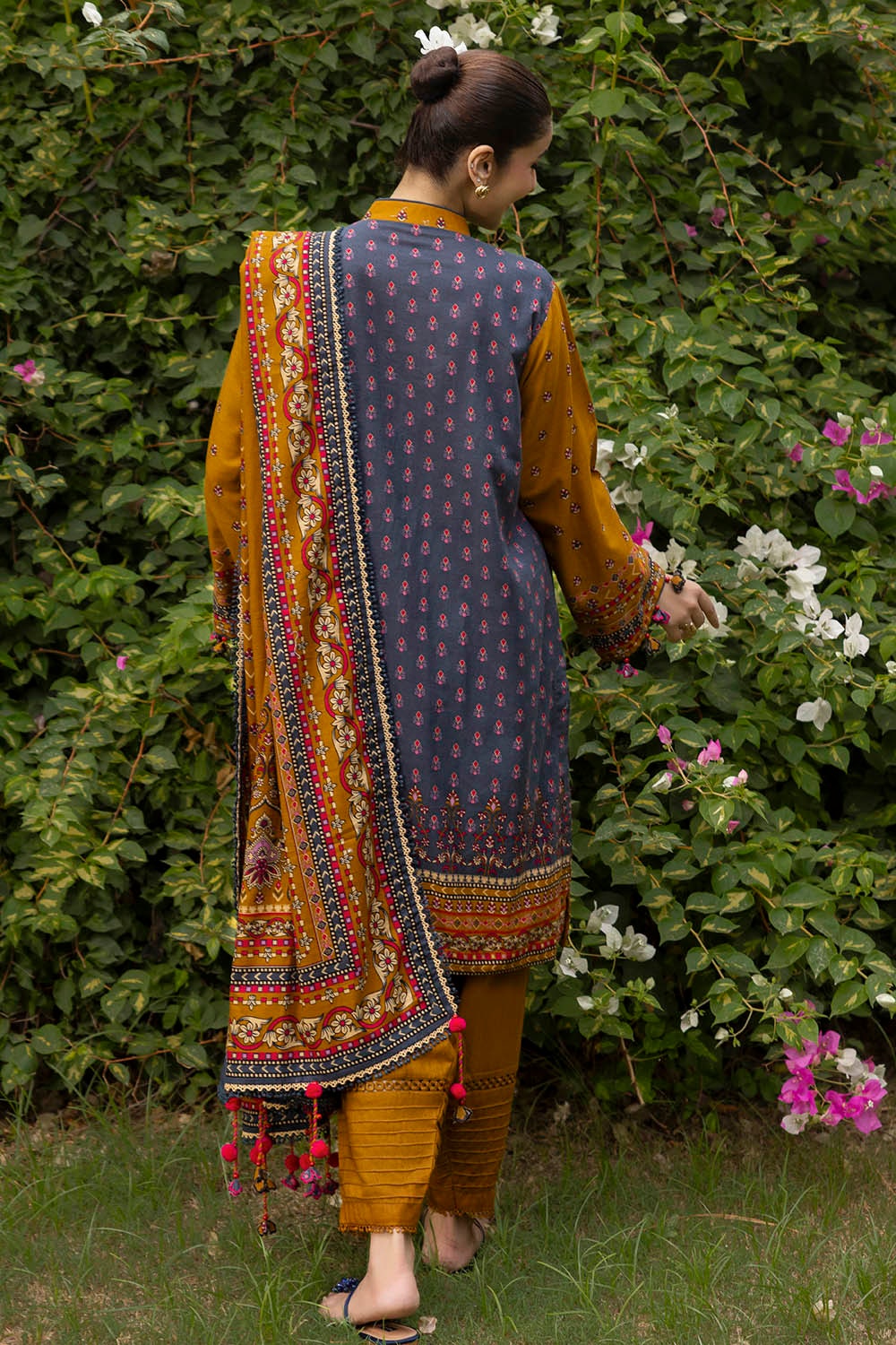 3 Piece Unstitched Printed Khaddar Suit - Image 5