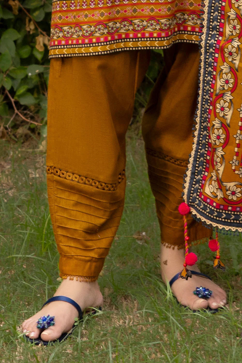 3 Piece Unstitched Printed Khaddar Suit - Image 6