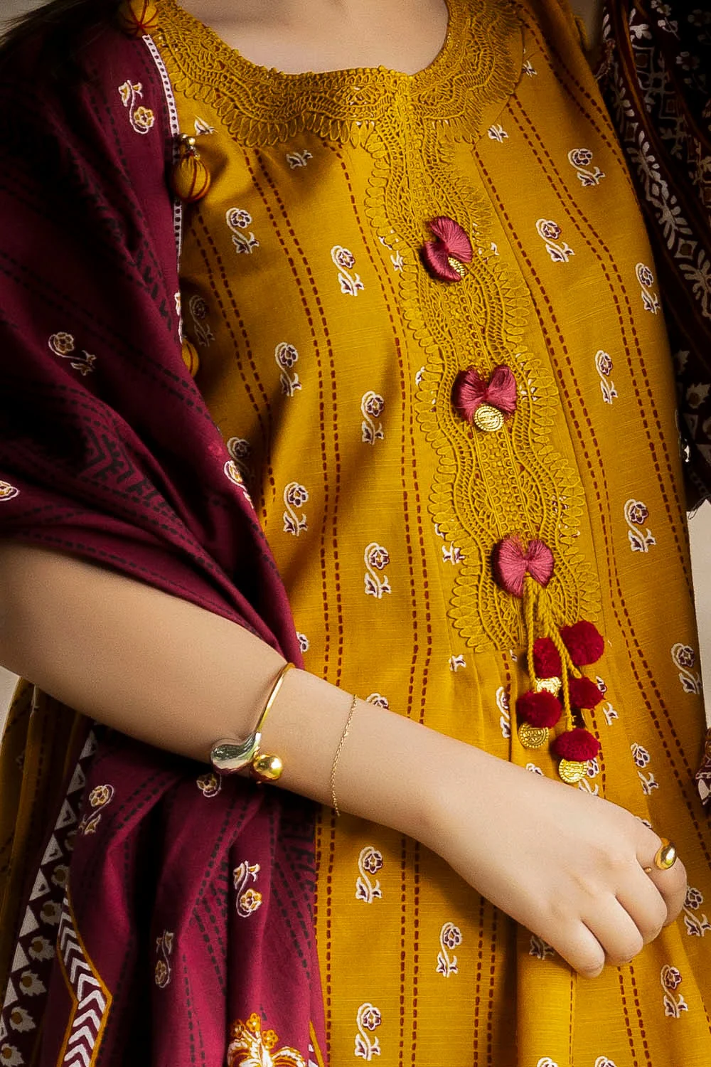 3 Piece Unstitched Printed Khaddar Suit - Image 2