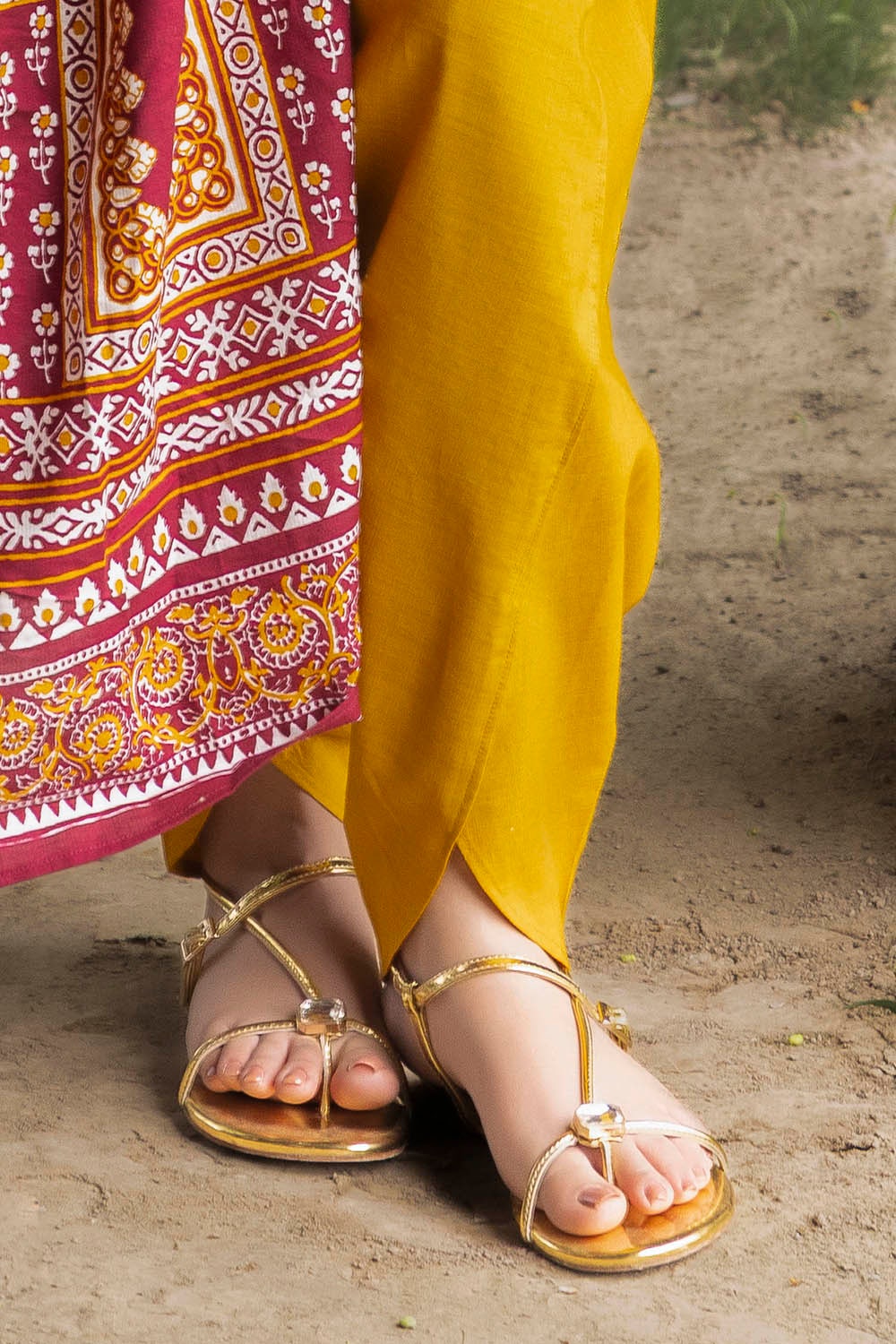 3 Piece Unstitched Printed Khaddar Suit - Image 6