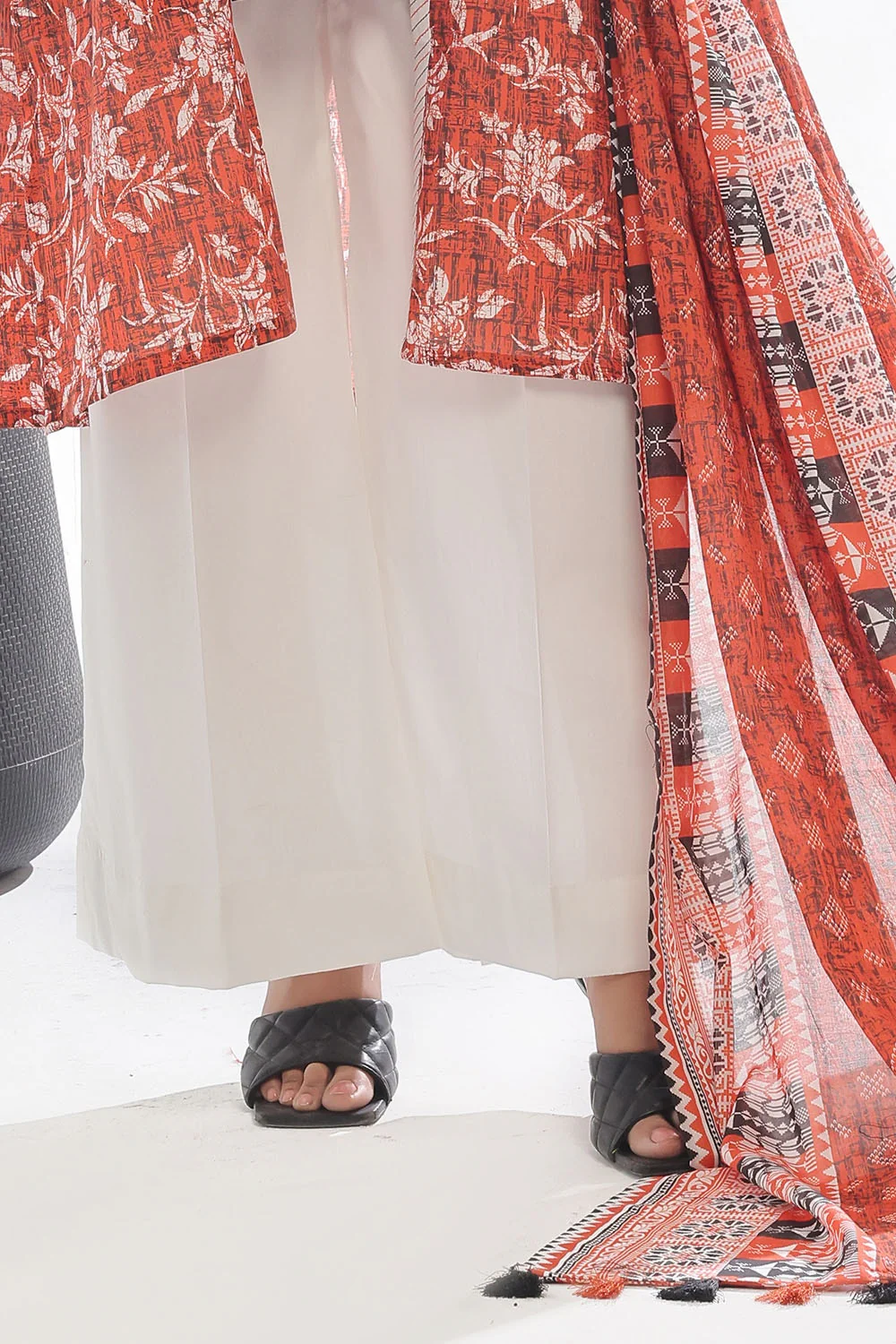 3 Piece Unstitched Printed Lawn Suit - Image 6