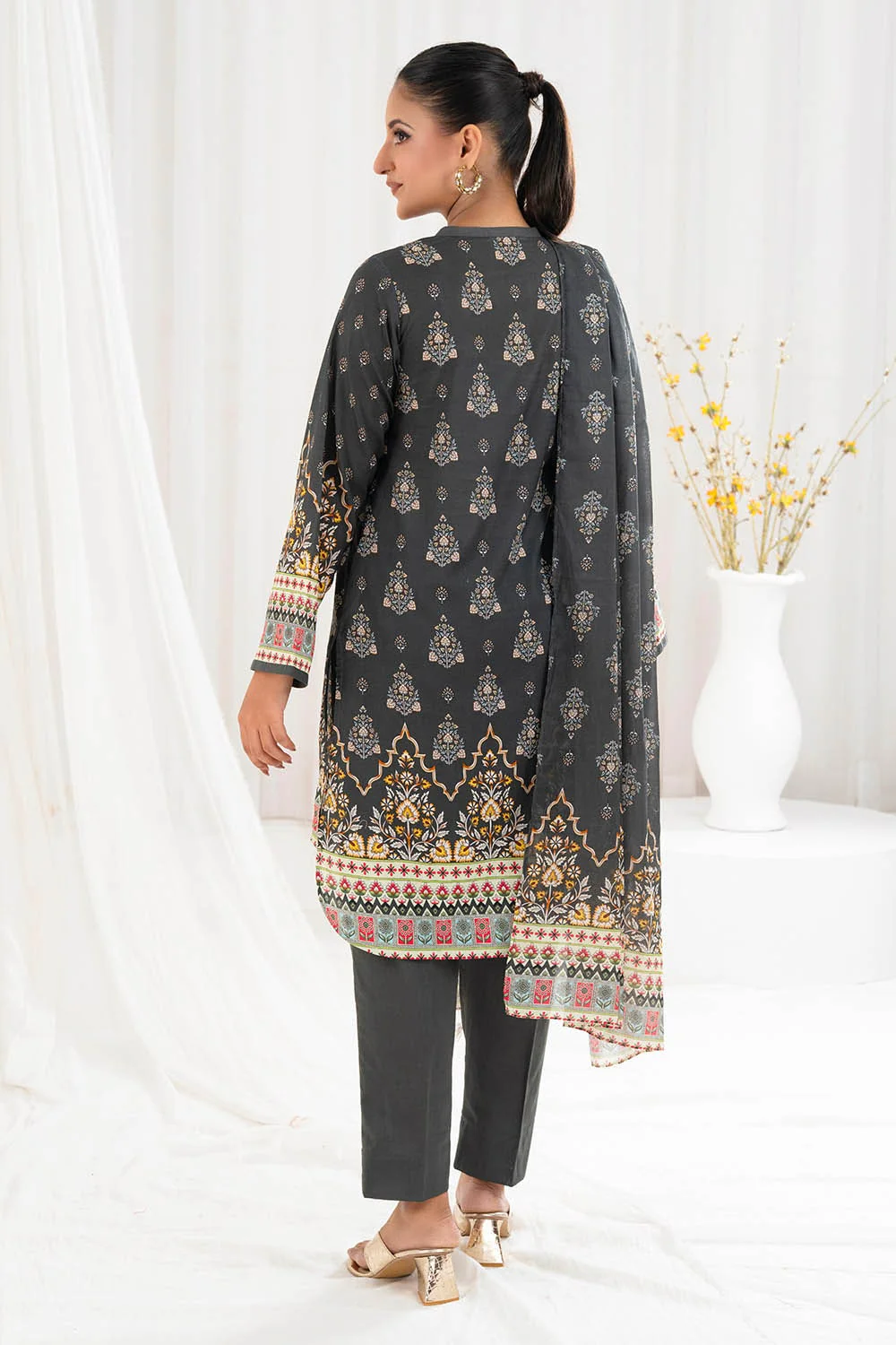 3 Piece Unstitched Printed Lawn Suit - Image 5