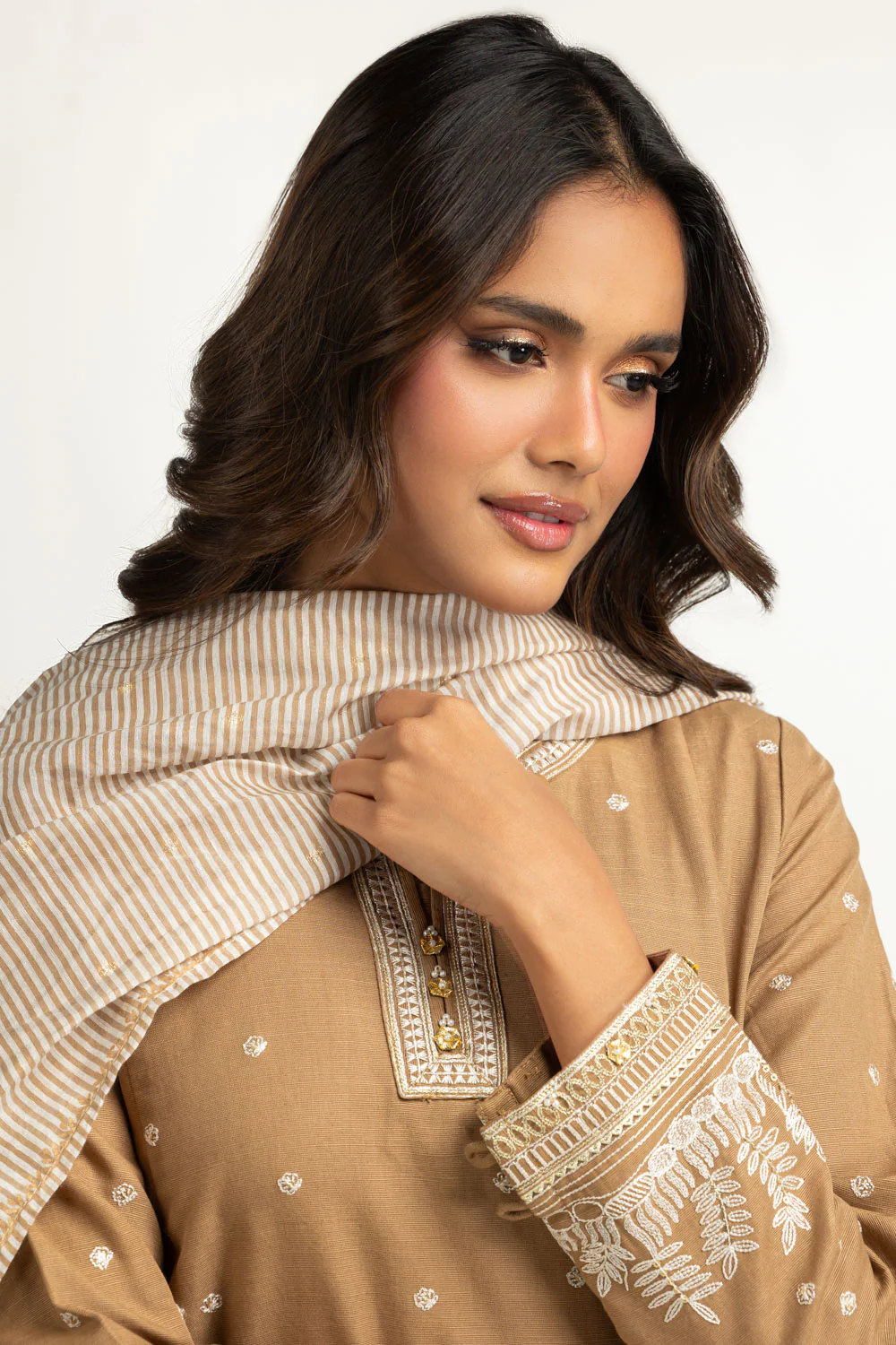 3PC Khaddar Embroidered Suit - Image 4
