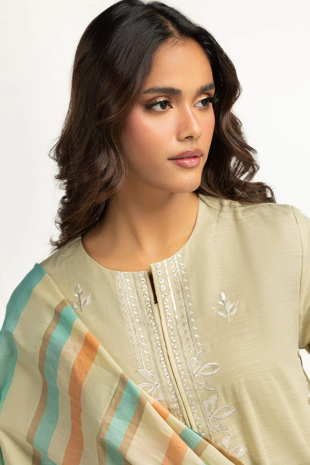 3PC Khaddar Embroidered Suit - Image 2