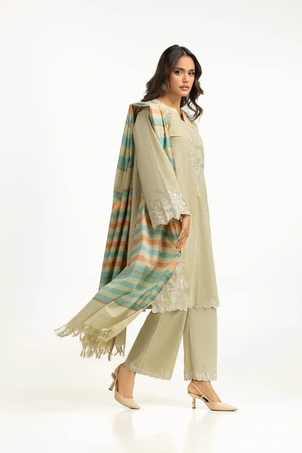 3PC Khaddar Embroidered Suit - Image 3