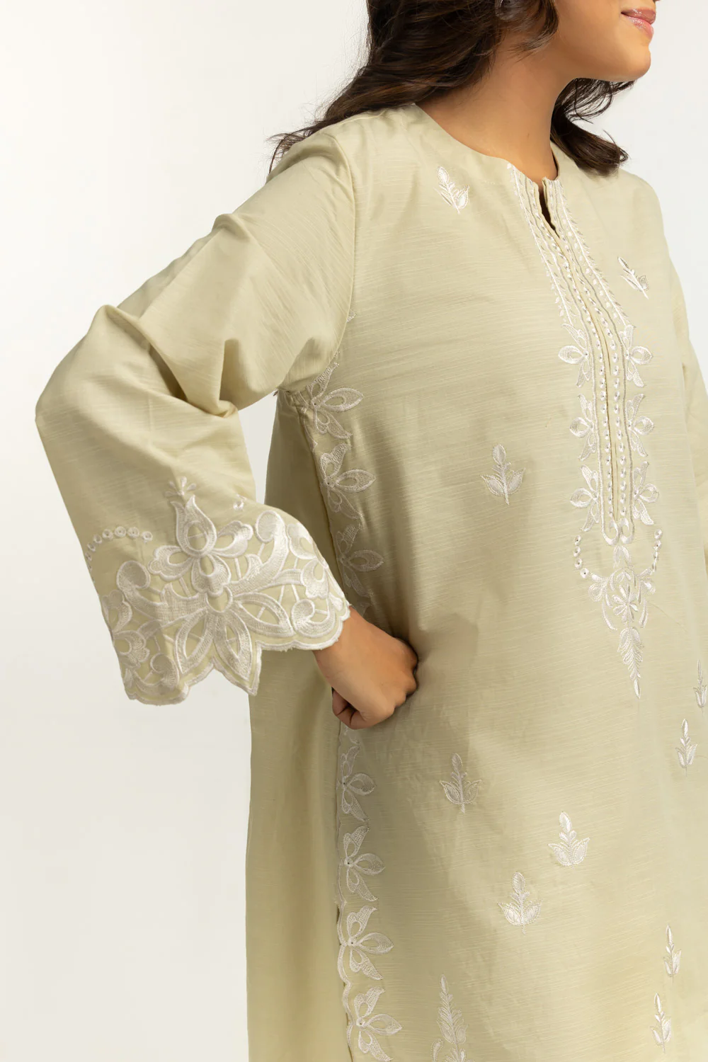3PC Khaddar Embroidered Suit - Image 4