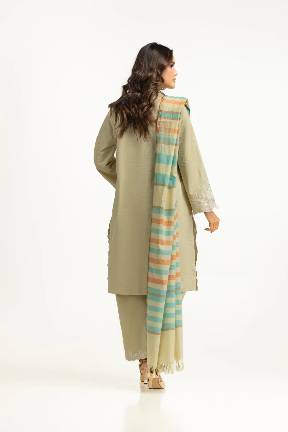 3PC Khaddar Embroidered Suit - Image 5