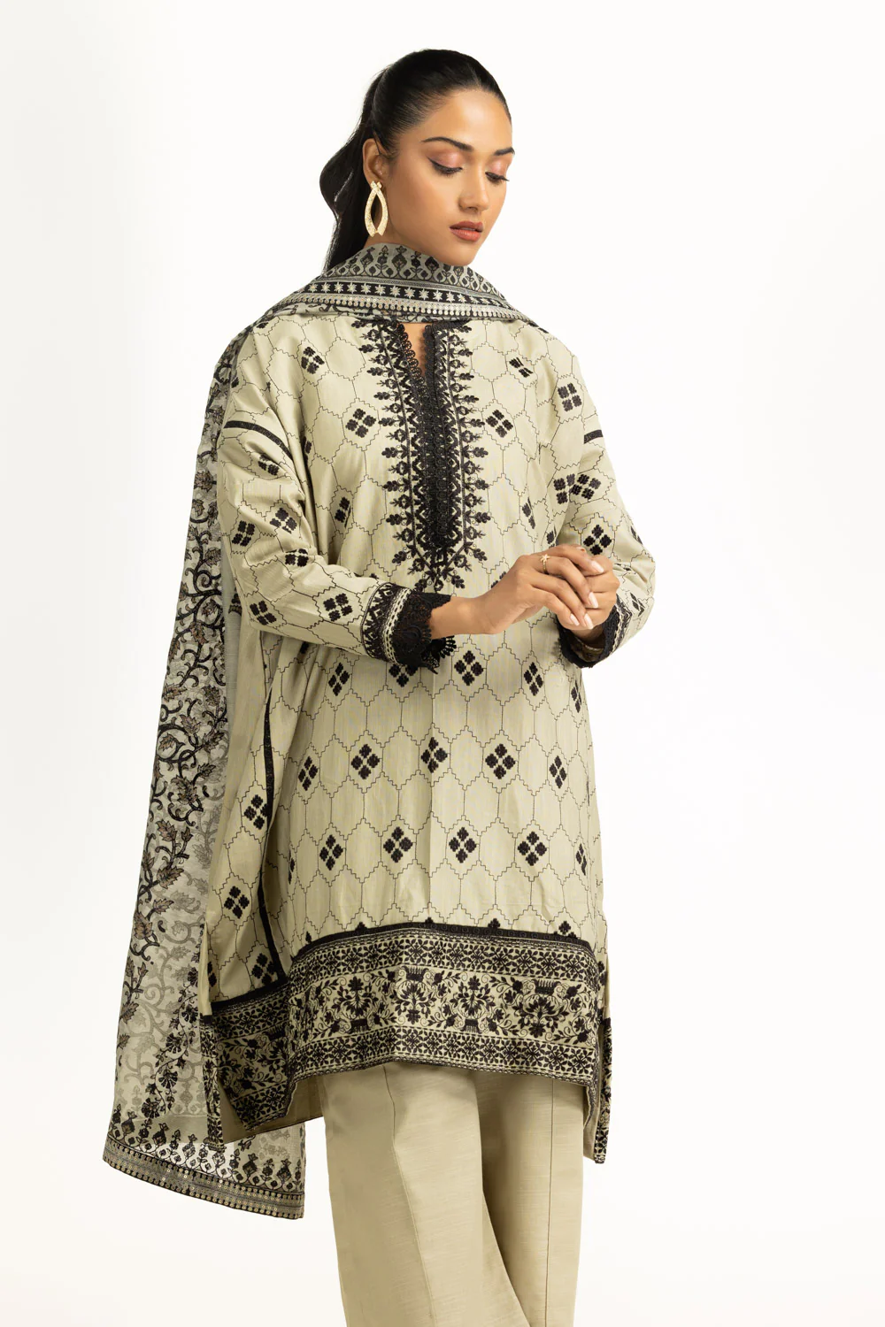 3PC Khaddar Embroidered Suit - Image 3