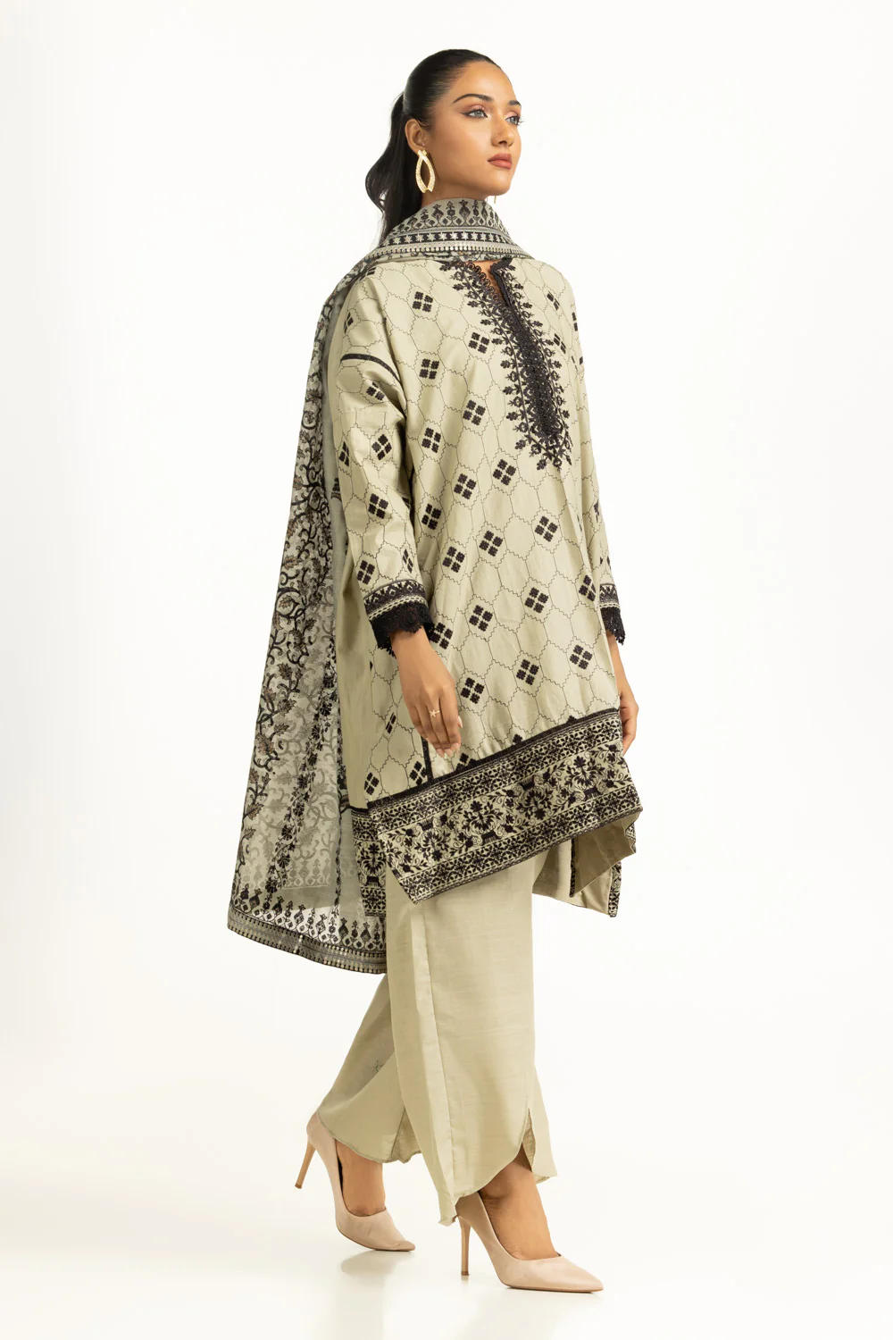 3PC Khaddar Embroidered Suit - Image 4