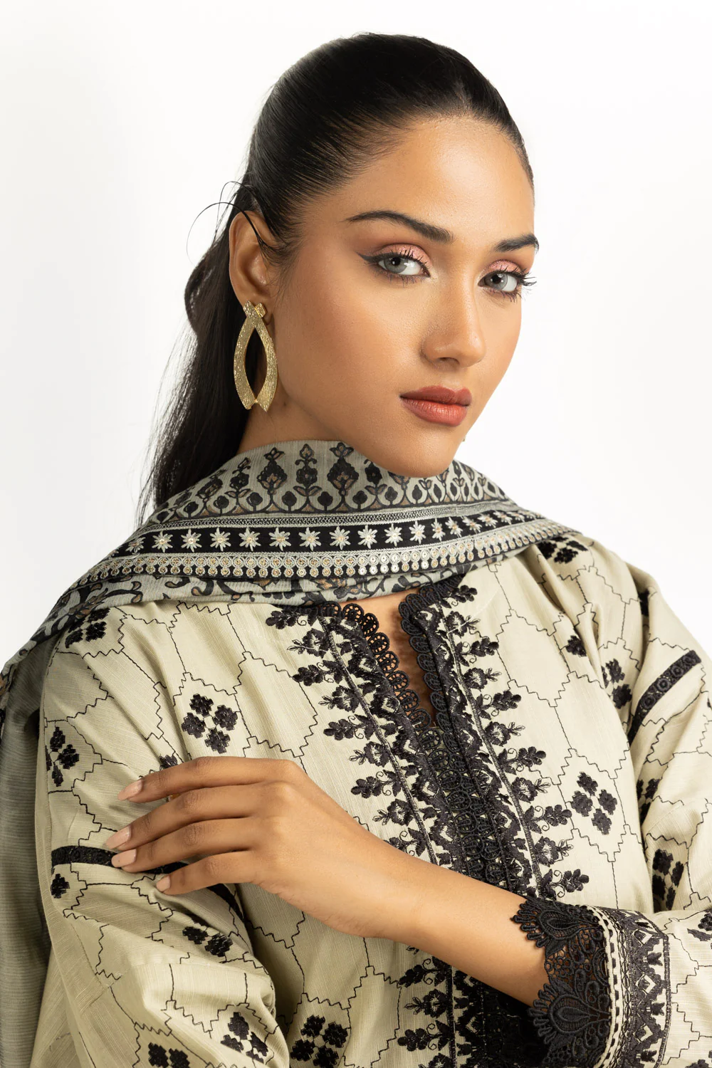 3PC Khaddar Embroidered Suit - Image 5