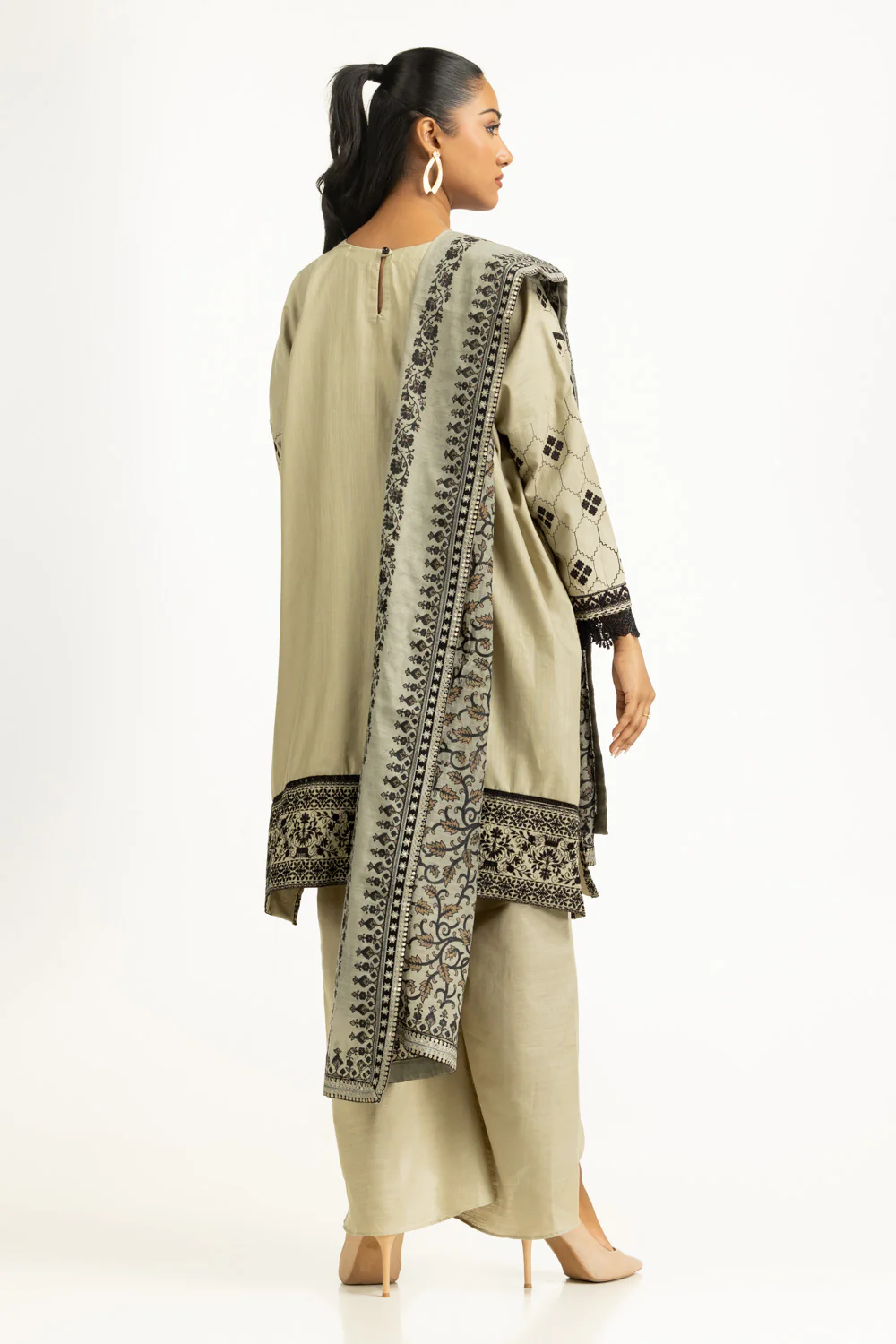 3PC Khaddar Embroidered Suit - Image 6