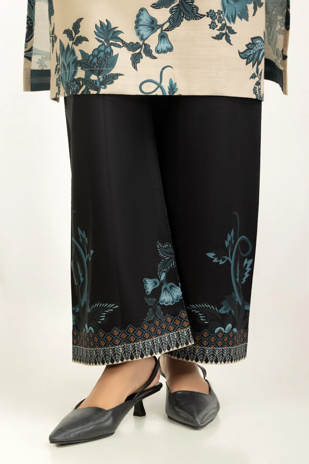 3PC Khaddar Printed Suit - Image 6
