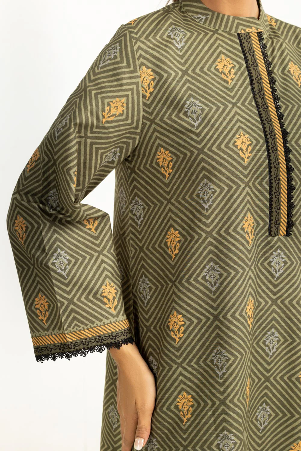 3PC Khaddar Printed Suit - Image 2