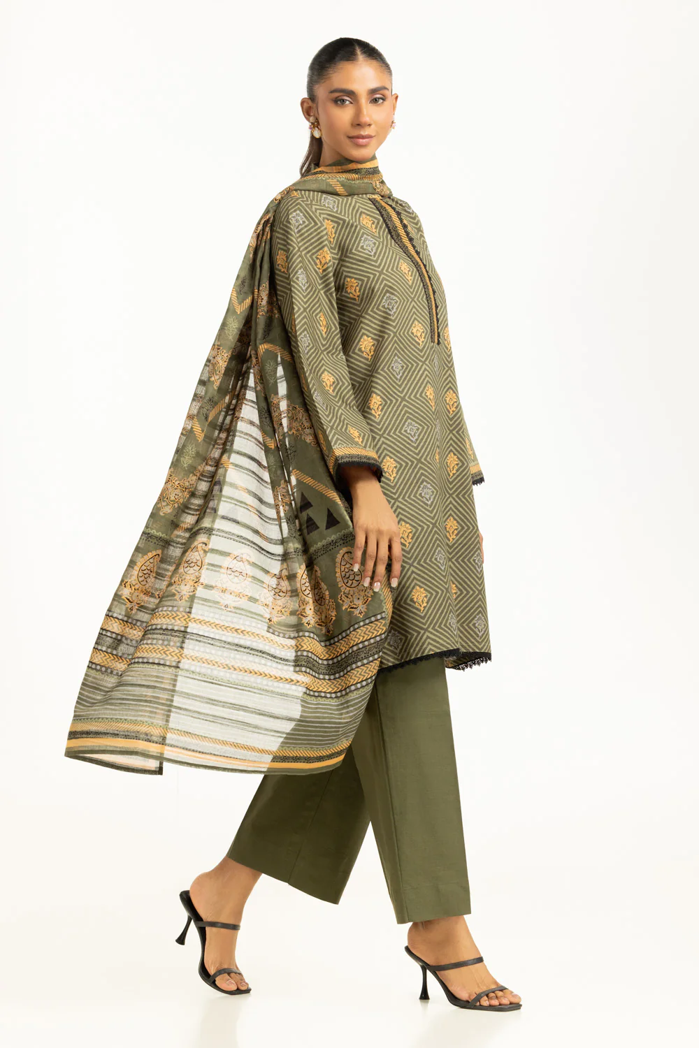3PC Khaddar Printed Suit - Image 3