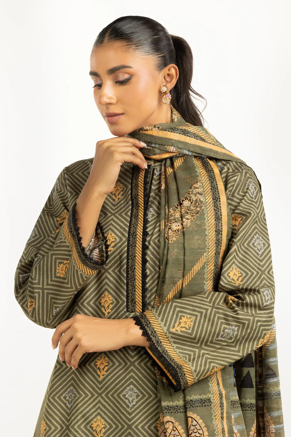 3PC Khaddar Printed Suit - Image 4