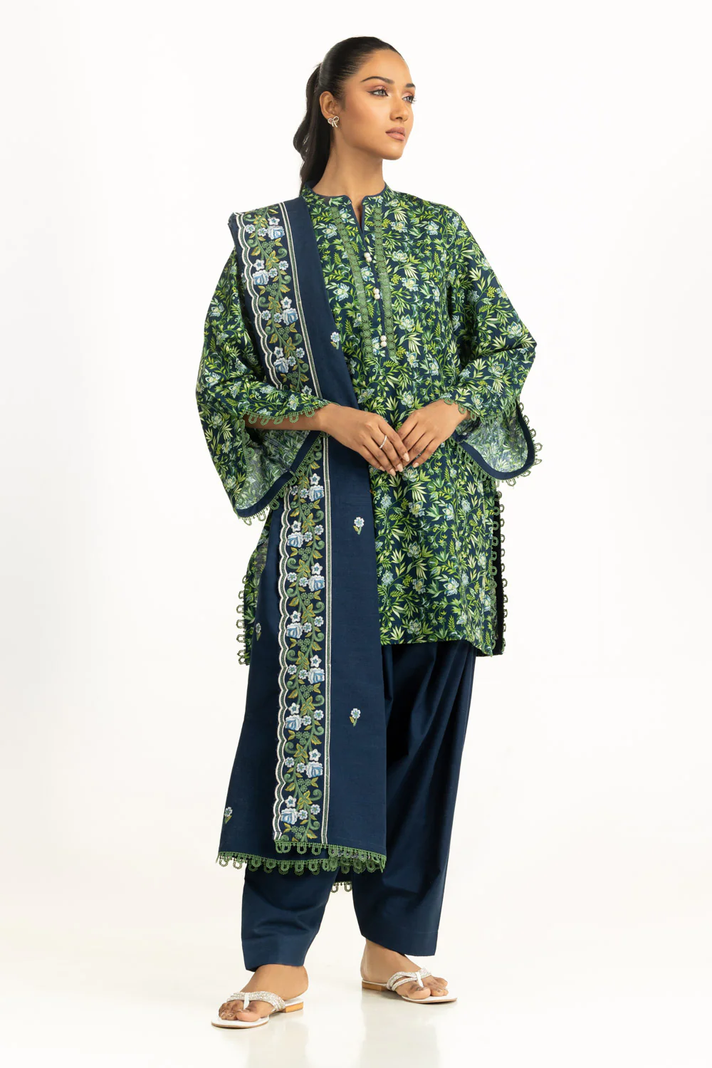 3PC Khaddar Printed Suit - Image 3