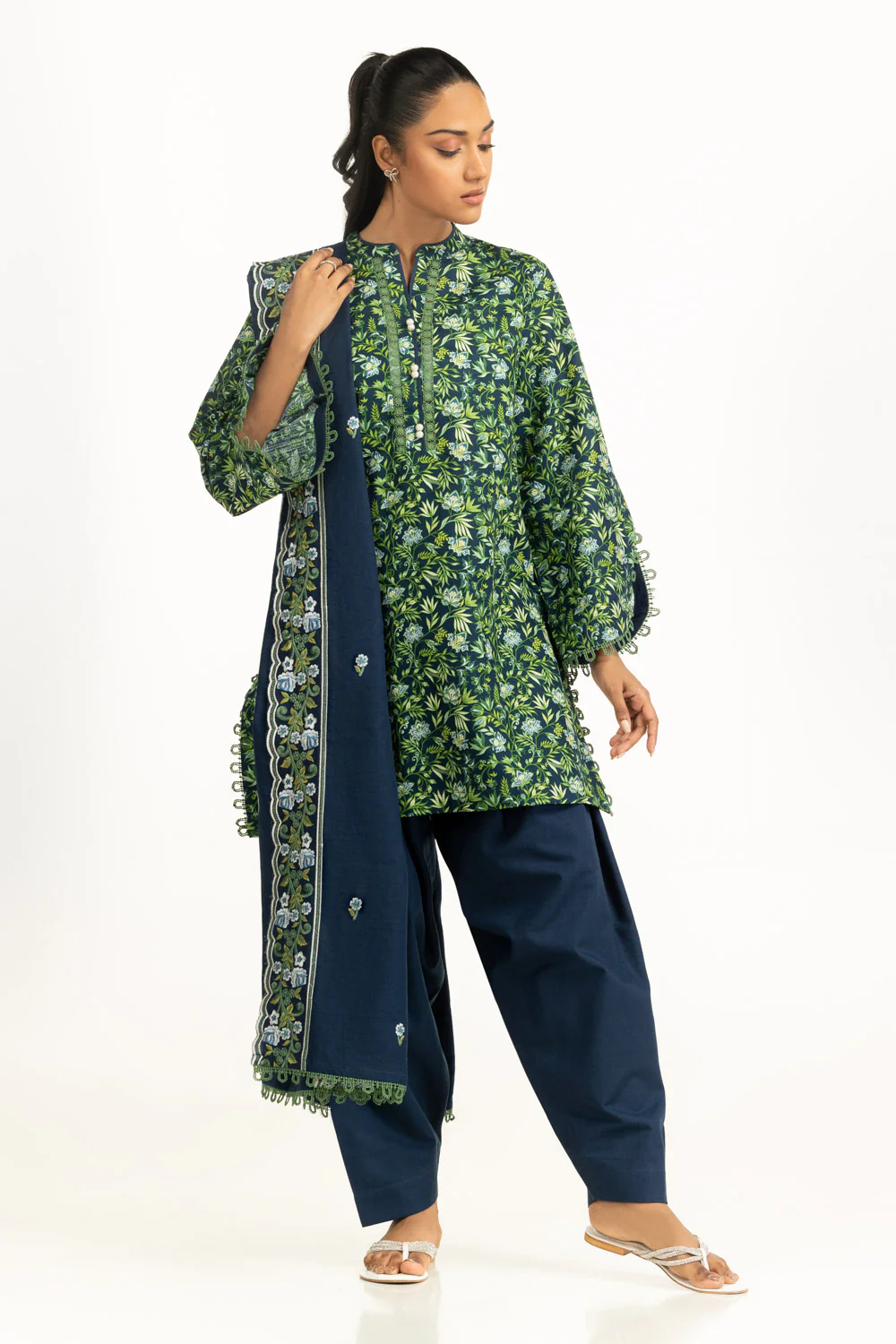 3PC Khaddar Printed Suit - Image 5