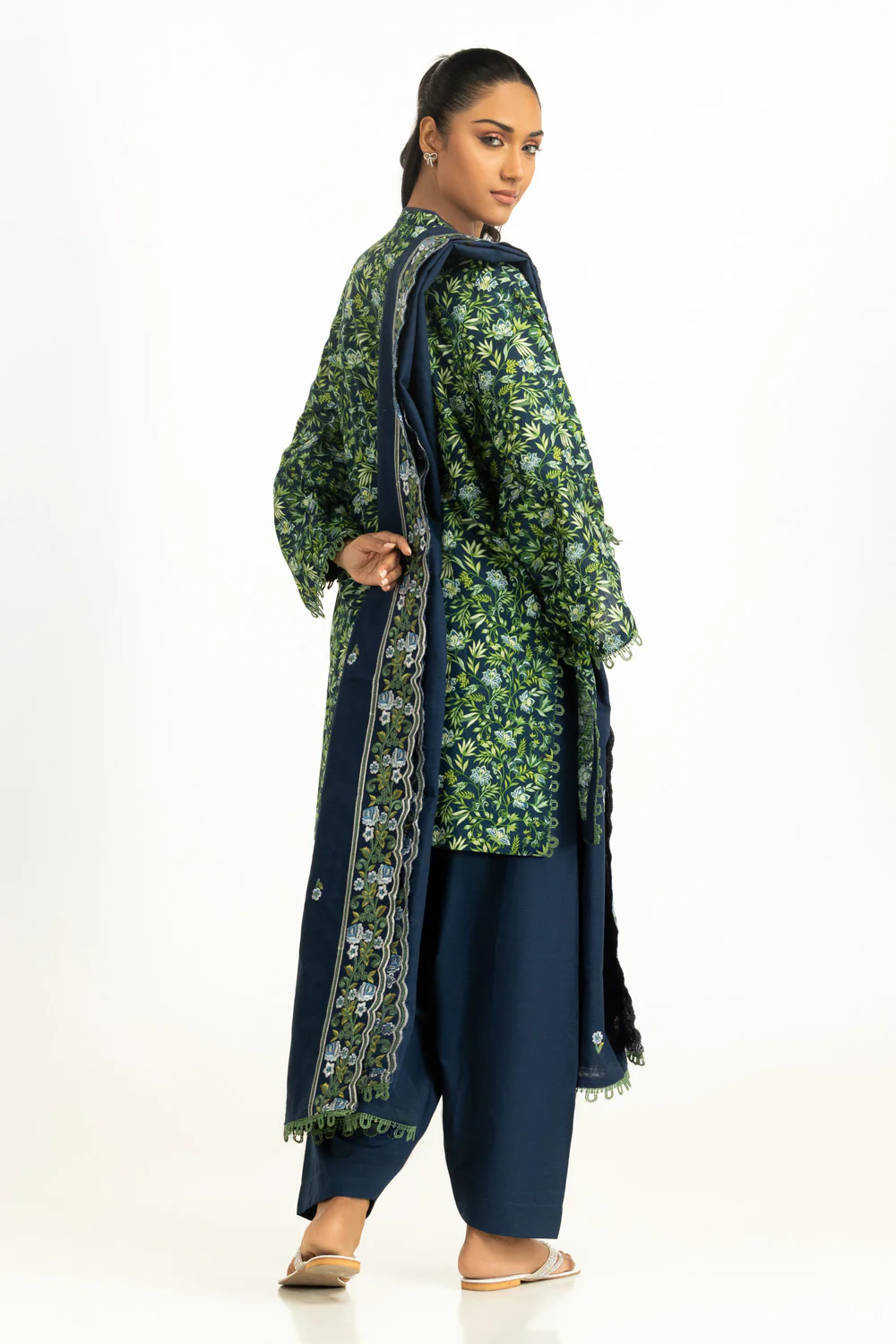 3PC Khaddar Printed Suit - Image 6