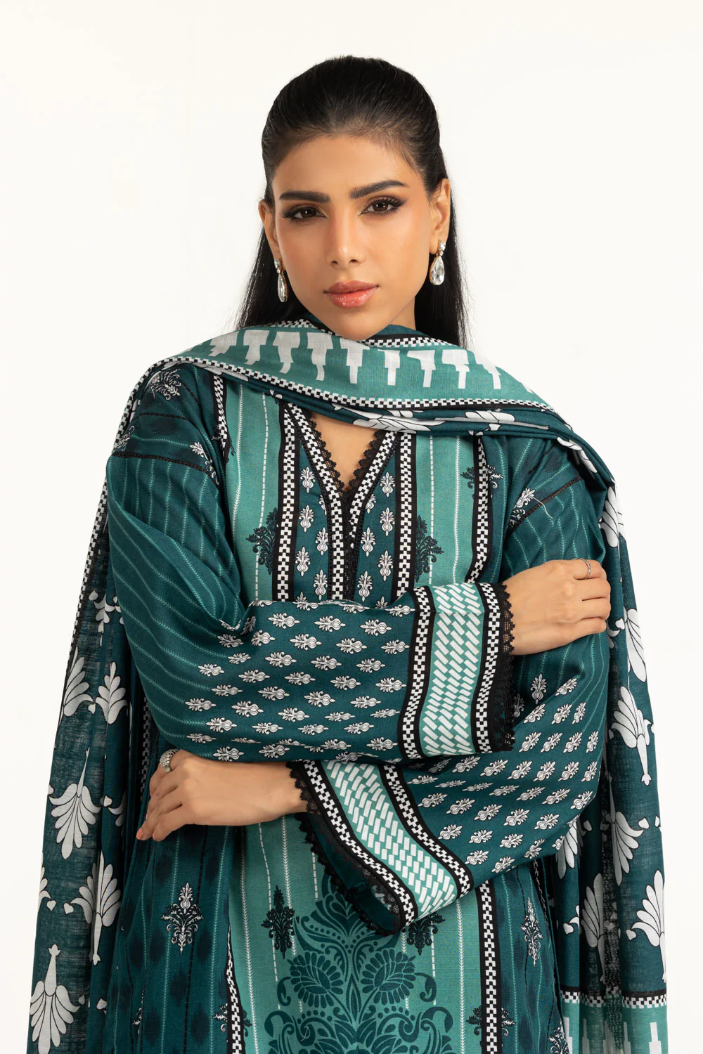 3PC Khaddar Printed Suit - Image 2