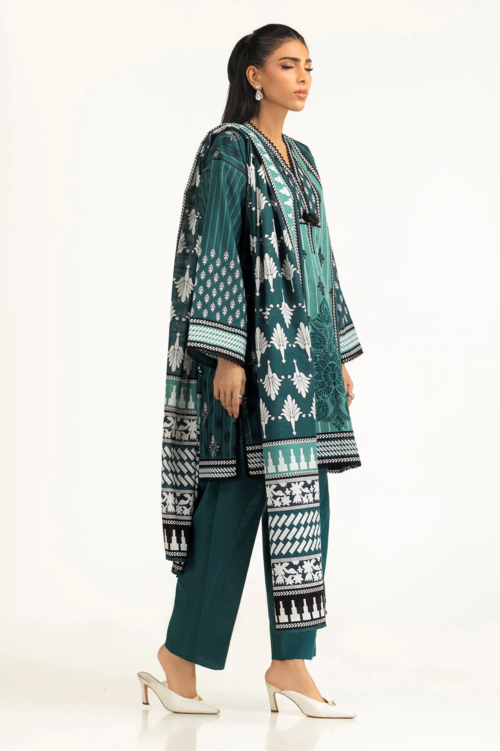 3PC Khaddar Printed Suit - Image 3