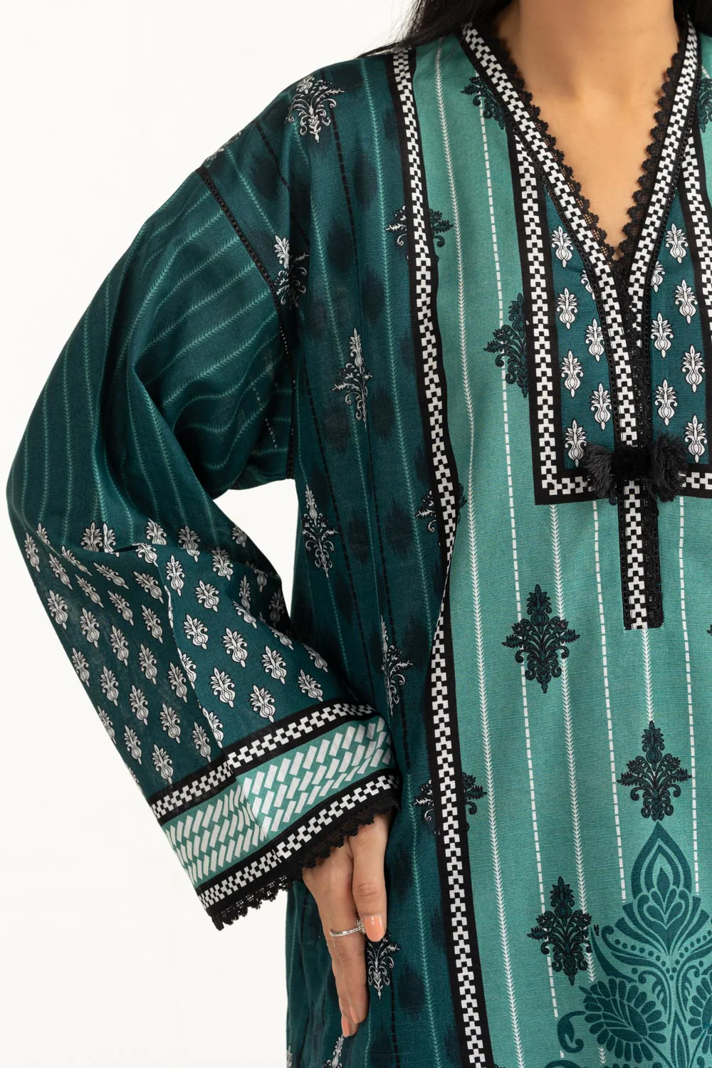 3PC Khaddar Printed Suit - Image 4